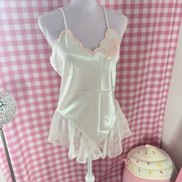 Victorias Secret Vintage Gold Label White Satin Slip Size M in EUC 🪽🎀 - Picture 2 of 6